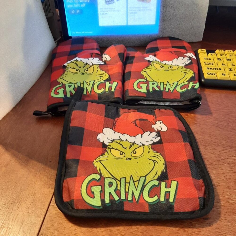 NEW ! Grinch Oven Mitts and Pot Holders Set 3